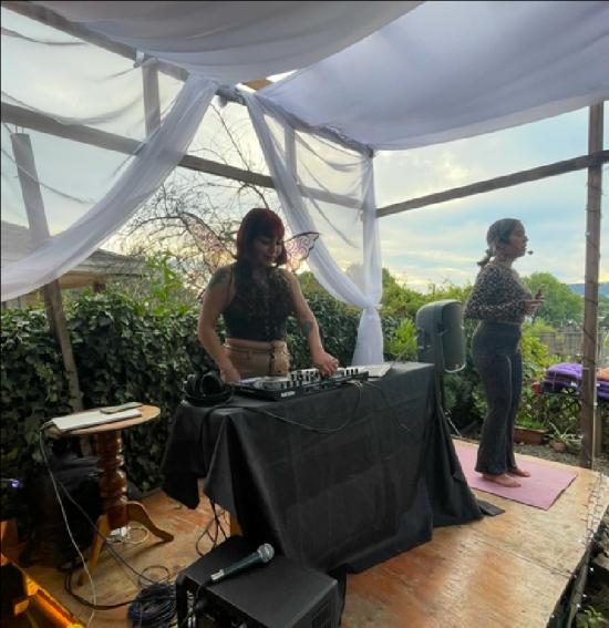 Set de música en el patio de día