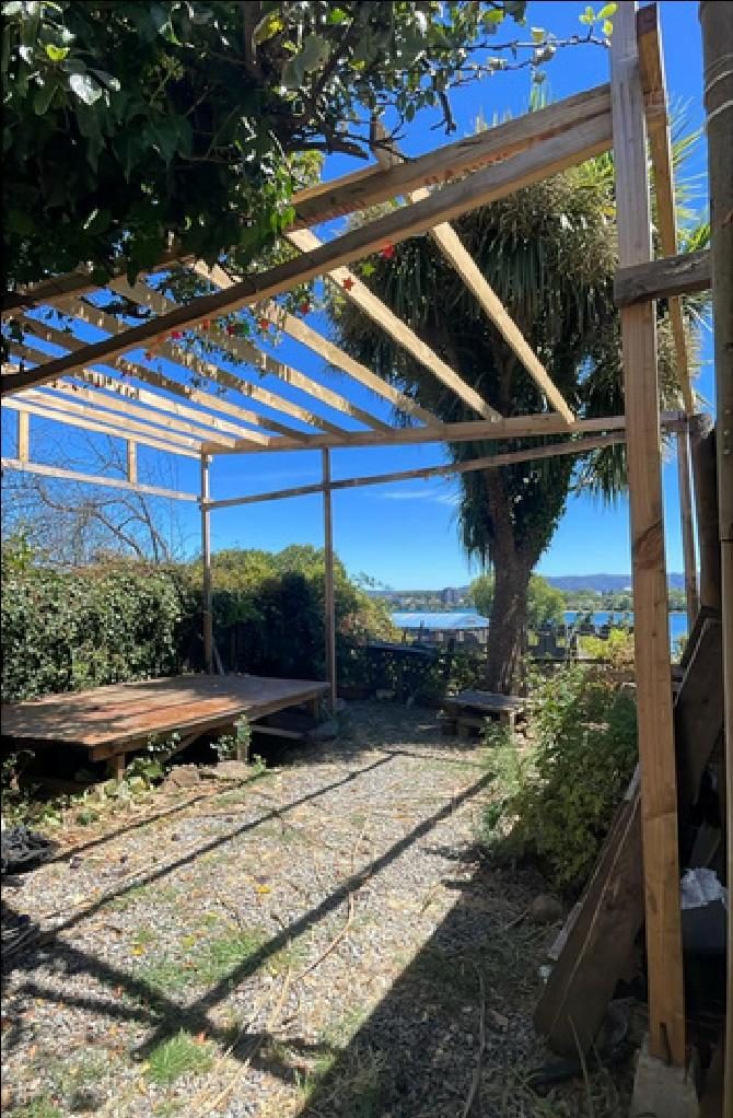 Patio techado con vista al río